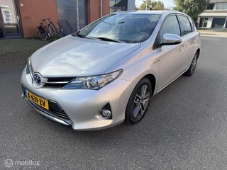 Hoofdafbeelding Toyota Auris Toyota Auris 1.8 Hybrid Executive lage KM ! All-in prijs