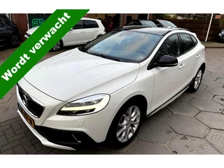 Volvo V40 Cross Country 2.0 T4 140kW/190pk Aut6 Nordic+ Luxery PANORAMADAK + HARMAN/KARDON + STANDKACHEL + KEYLESS ENTRY&GO + LEER + CRUISE + NAVI SENSUS + STOELVERWARMING + AFN.TREKHAAK + CAMERA + LED VERLICHTING + PARKSENSOREN + 17" LM-VELGEN!!