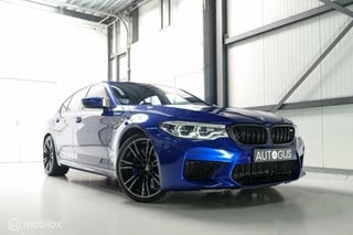 Hoofdafbeelding BMW M5 BMW 5-serie M5 600 pk | Bay Marina Blue | Individual | HUD | Memory | Harman Kardon | Kanon