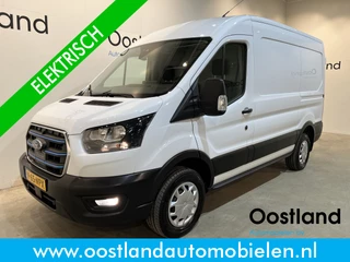 Hoofdafbeelding Ford E-Transit Ford E-Transit 350 L2H2 Trend 68 KwH / 100% Elektrisch !! / Airco / Cruise Control / CarPlay / Camera / Navigatie / 3-Zits / 11.000 KM !!