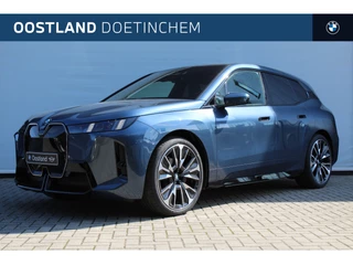 BMW iX xDrive60 M Sport / Panoramadak Sky Lounge / Bowers & Wilkins / M Multifunctionele Stoelen / Soft-Close / Parking Assistant Professional / Active Steering