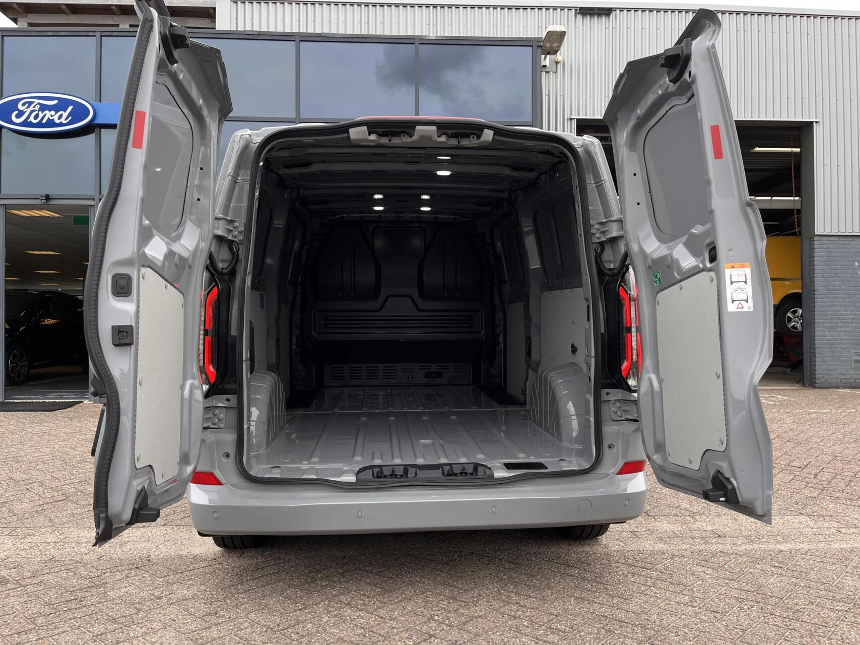 Hoofdafbeelding Ford E-Transit Custom