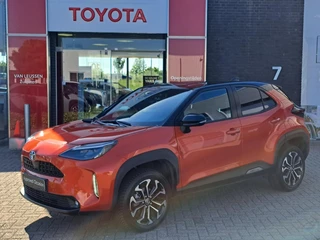 Toyota Yaris Cross 1.5 HYBRID DYNAMIC BI-TONE 17"LMV PRIVACY-GLASS LED PARK-SENSOREN BLIND-SPOT STOEL/STUURVERW.