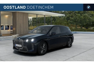 BMW iX xDrive45 M Sport / Panoramadak Sky Lounge / Trekhaak / M Multifunctionele Stoelen / Parking Assistant Professional / Adaptieve LED