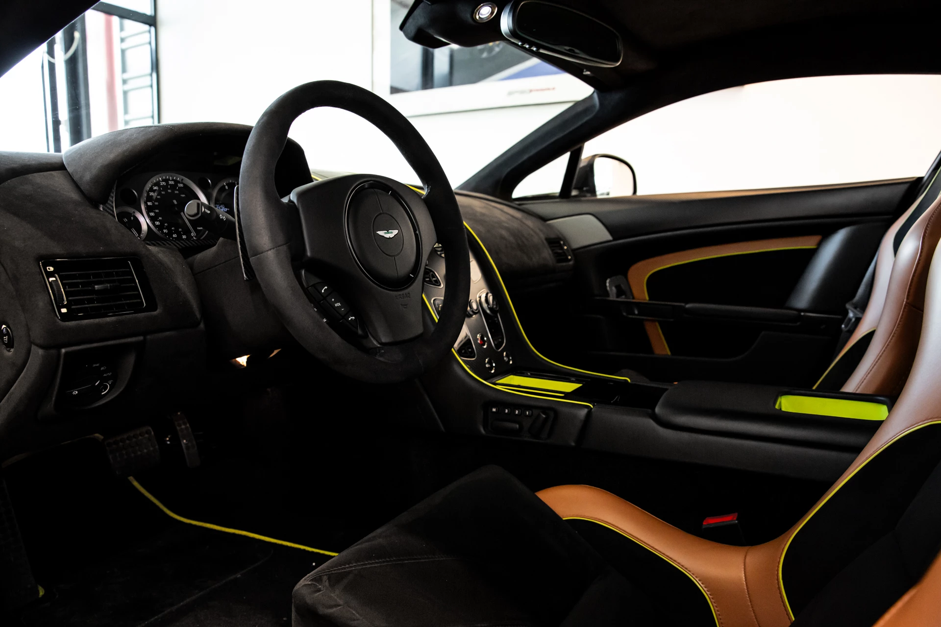 Hoofdafbeelding Aston Martin V8 Vantage