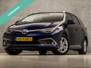 Toyota Auris Touring Sports 1.8 Hybrid Sport Automaat (PANORAMADAK, GROOT NAVI, LEDER, CAMERA, KEYLESS, SPORTSTOELEN, STOELVERWARMING, XENON, GETINT GLAS, TREKHAAK, NIEUWE APK, NIEUWSTAAT)