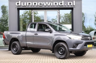 Hoofdafbeelding Toyota Hilux Toyota Hilux 2.4D-4D-F Xtra Cab Cool Cofort *Bluetooth*Airco*Trekhaak*