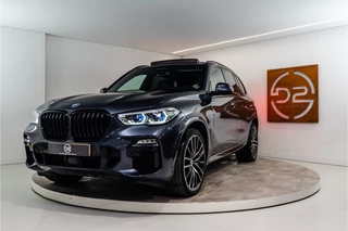 Hoofdafbeelding BMW X5 BMW X5 xDrive40i High Executive 340PK NL AUTO+NAP | 1e eigenaar | Pano | Skylounge | H/K | Crystal | 12 MND Garantie