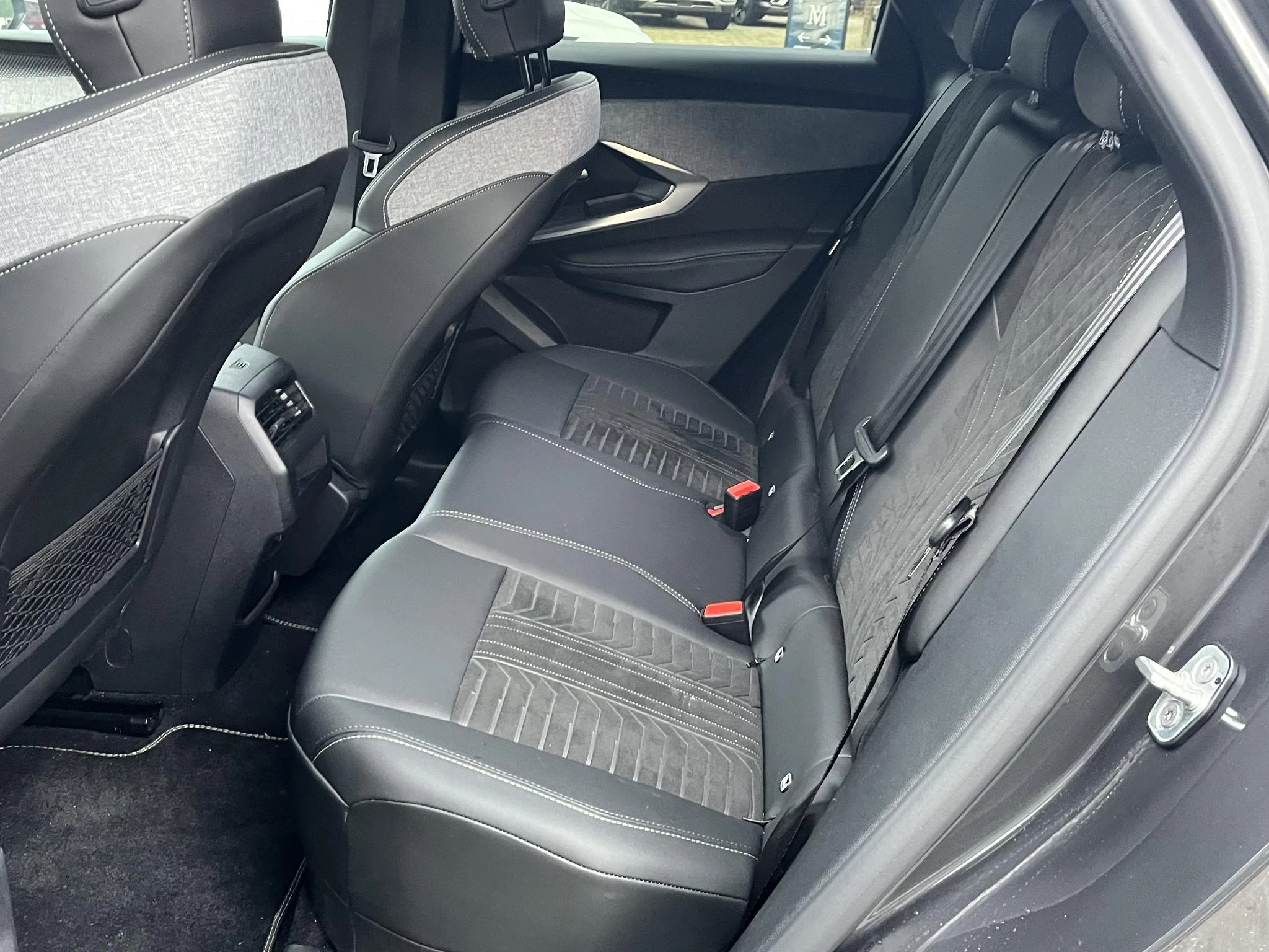 Hoofdafbeelding Peugeot e-3008