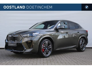 Hoofdafbeelding BMW iX2 BMW iX2 eDrive20 M Sport / Sportstoelen / Adaptieve LED / M Adaptief onderstel / Parking Assistant Plus / Head-Up / Comfort Access / Stuurverwarming