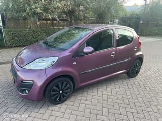 Peugeot 107 1.0 Airco Paars met lichte schade.