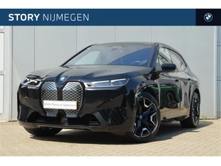 Hoofdafbeelding BMW iX BMW iX xDrive40 High Executive / Sportpakket / Panoramadak Sky Lounge / Trekhaak / Laserlight / Multifunctionele Stoelen / Soft-Close / Parking Assistant Plus