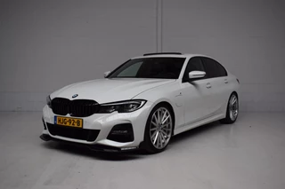BMW 3-serie 330e M-SPORT / SOH 93% / UNIEK / CARPLAY / SCHUIFDAK / DEALER-ONDERHOUDEN / 20INCH / SFEERVERLICHTING