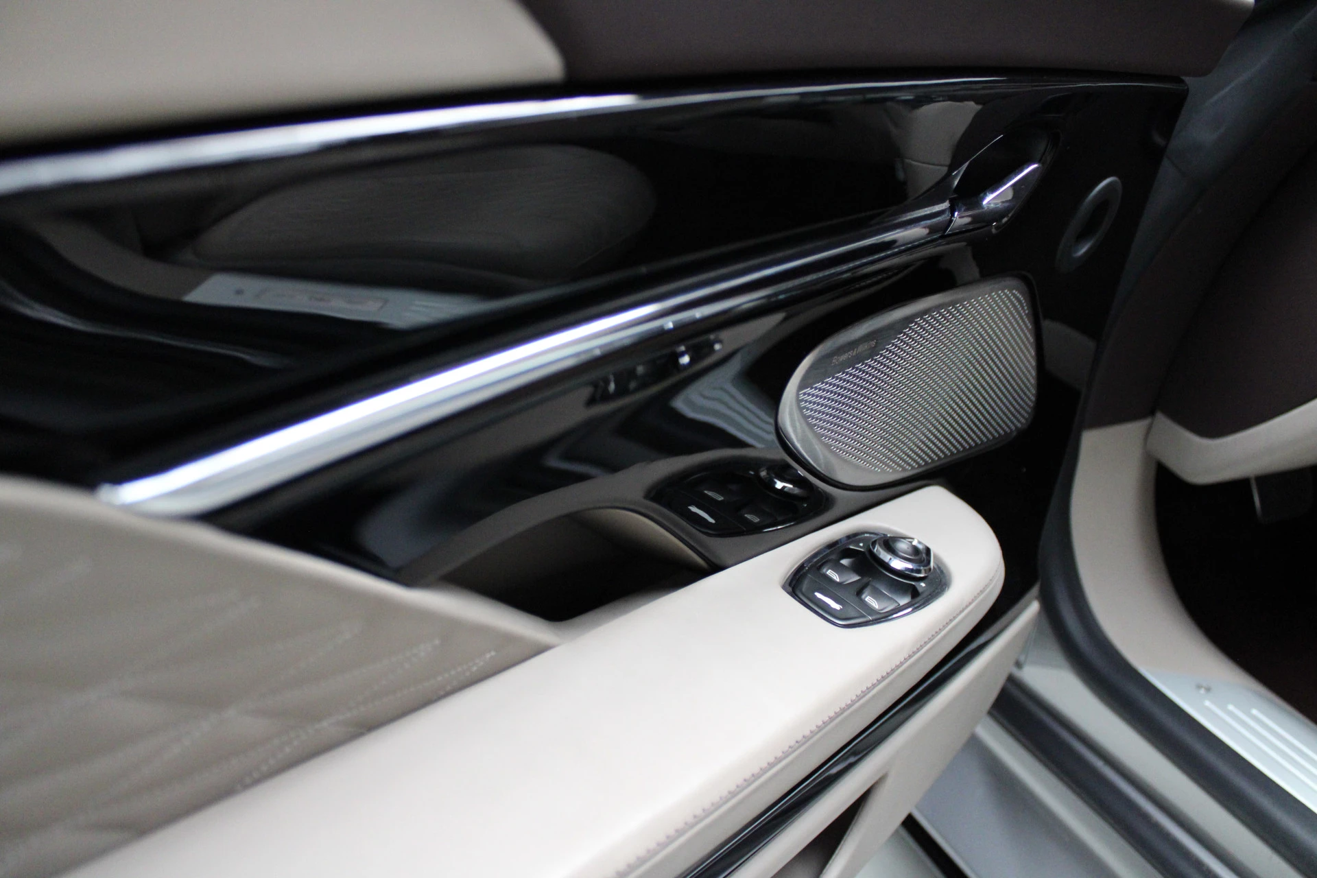 Hoofdafbeelding Aston Martin V8 Volante