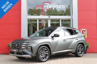 HYUNDAI TUCSON 1.6 T-GDI PHEV 252PK 20TH ANNIVERSARY+ SKY *NIEUW* | PANORAMISCH SCHUIF/KANTELDAK | STUUR / STOELVERWARMING | FULL LED KOPLAMPEN | |HALF ALCANTARA / LEDER 20TH ANNIVERSARY DESIGN MET GROENE STIKSELS | NAVIGATIE | ADAPTIVE CRUISE CONTROL | DRAADLOOS APPLE CARPLAY / ANDROID AUTO | DRAADLOOS TELEFOONLADER | ELEKTRISCH BEDIENBARE ACHTERKLEP | DODEHOEK DETECTIE | 3 FASE CLIMATE CONTROL | KRELL PREMIUM AUDIO | 19"INCH 20TH ANNIVERSARY VELGEN | ZONWERING IN ACHTER PORTIEREN | PINE GREEN MATTE METALLIC LAK | DEURLIJSTEN MET LUXE AFWERKING | DAKRAILS ZWART |