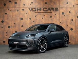 Hoofdafbeelding Porsche Macan Porsche Macan 4 | 100 kWh | Sport Chrono | 18-weg | Pano |