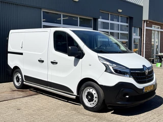 Hoofdafbeelding Renault Trafic Renault Trafic 1.6 dCi 95 L1H1 2x Schuifdeur Kastinrichting Airco Cruise controle Kastinrichting 3-Persoons Telefoonverbinding Parkeersensoren achter Sitebars 1e eigenaar Euro 6 Dealer onderhouden