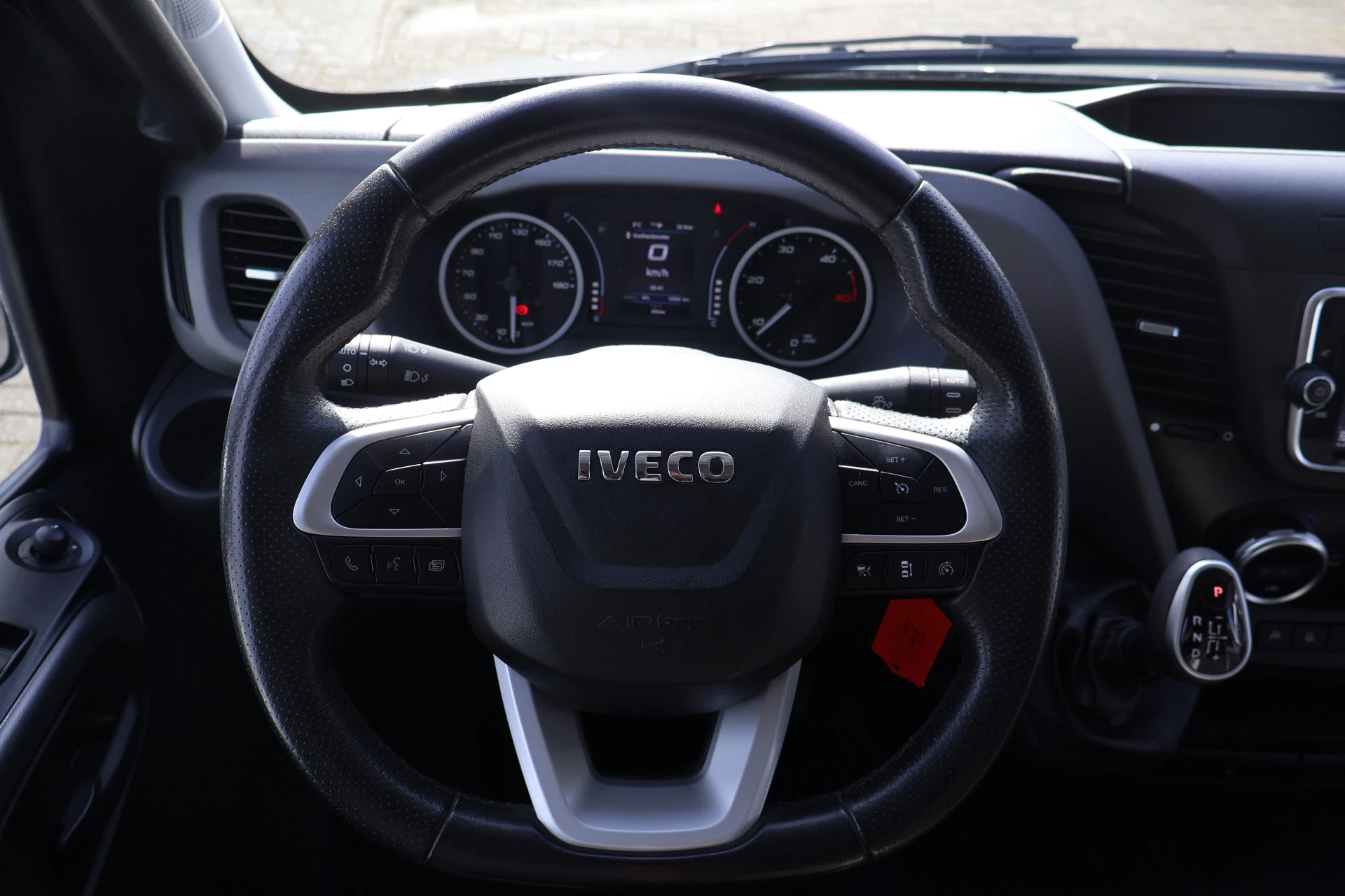 Hoofdafbeelding Iveco 35S18 L2 H2 Automaat Airco Navigatie 3.5T Trekhaak
