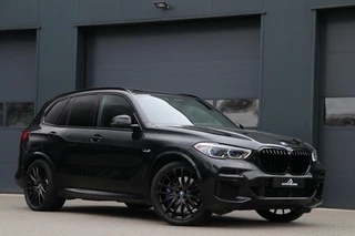 BMW X5 xDrive45e High Executive M-SPORT Panodak Headup Trekhaak ShadowLine Stoel/Stuur verwarming Carplay Luchtvering 22''Inch Laserlicht BJ2021
