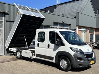 Hoofdafbeelding Peugeot Boxer Peugeot Boxer 435 2.0 BlueHDI L3 DC Kipper Open laadbak Airco Cruise controle Trekhaak 3000kg trekgewicht 7-persoons Gereedschapskist Euro 6 P-up Kieper Pritshe