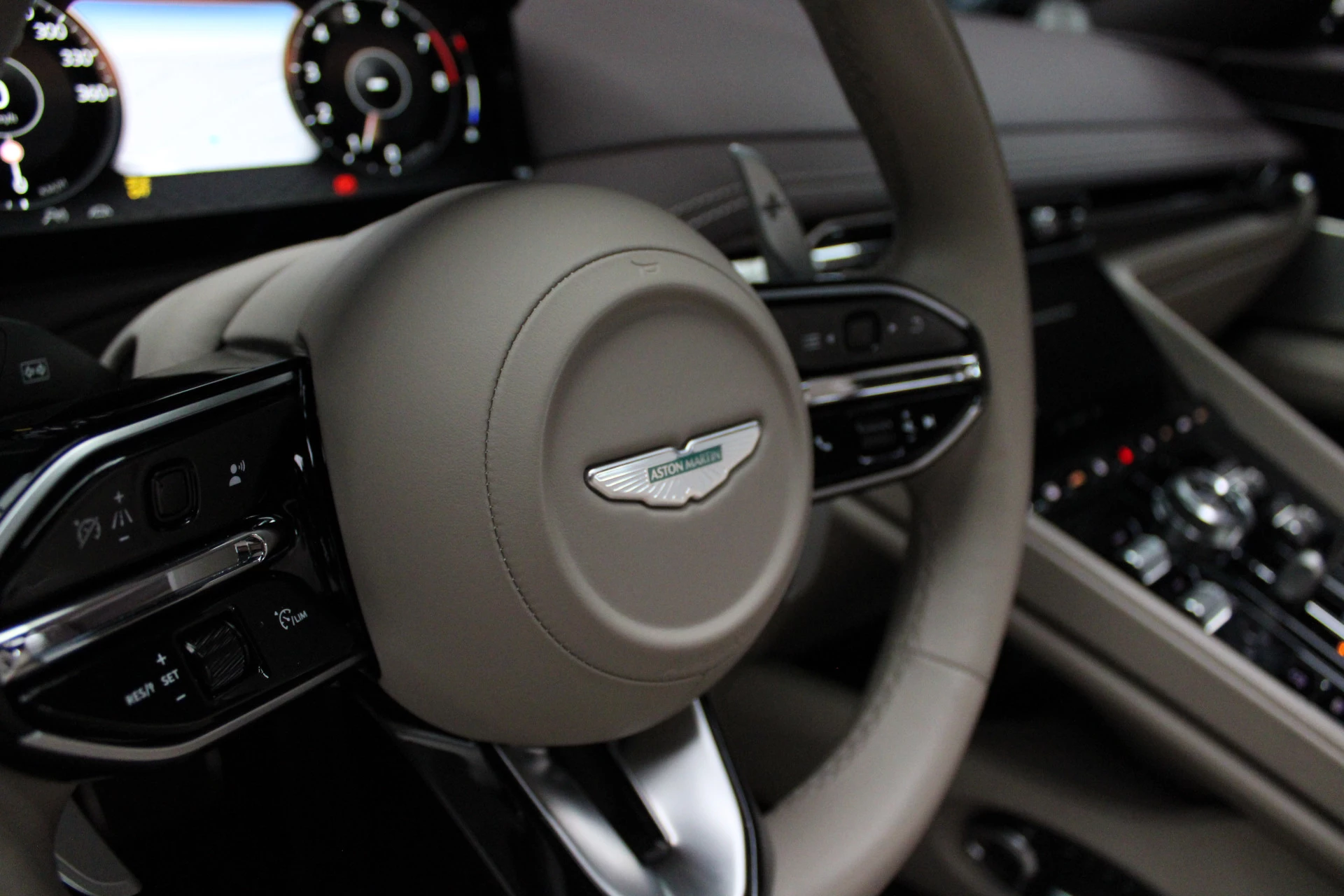 Hoofdafbeelding Aston Martin V8 Volante