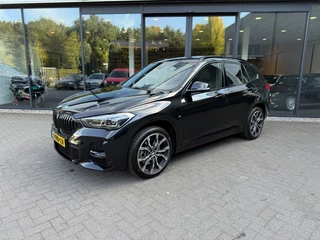 Hoofdafbeelding BMW X1 BMW X1 sDrive20i M-Sport,Pano,HUD,LED,Vol Leer,Stoel/stuurverw,NaviPro