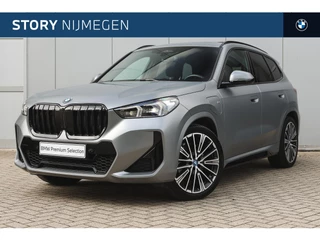 BMW X1 xDrive30e M Sport Automaat / Panoramadak / Trekhaak / Sportstoelen / Adaptieve LED / M Adaptief onderstel / Comfort Access / Parking Assistant / Achteruitrijcamera