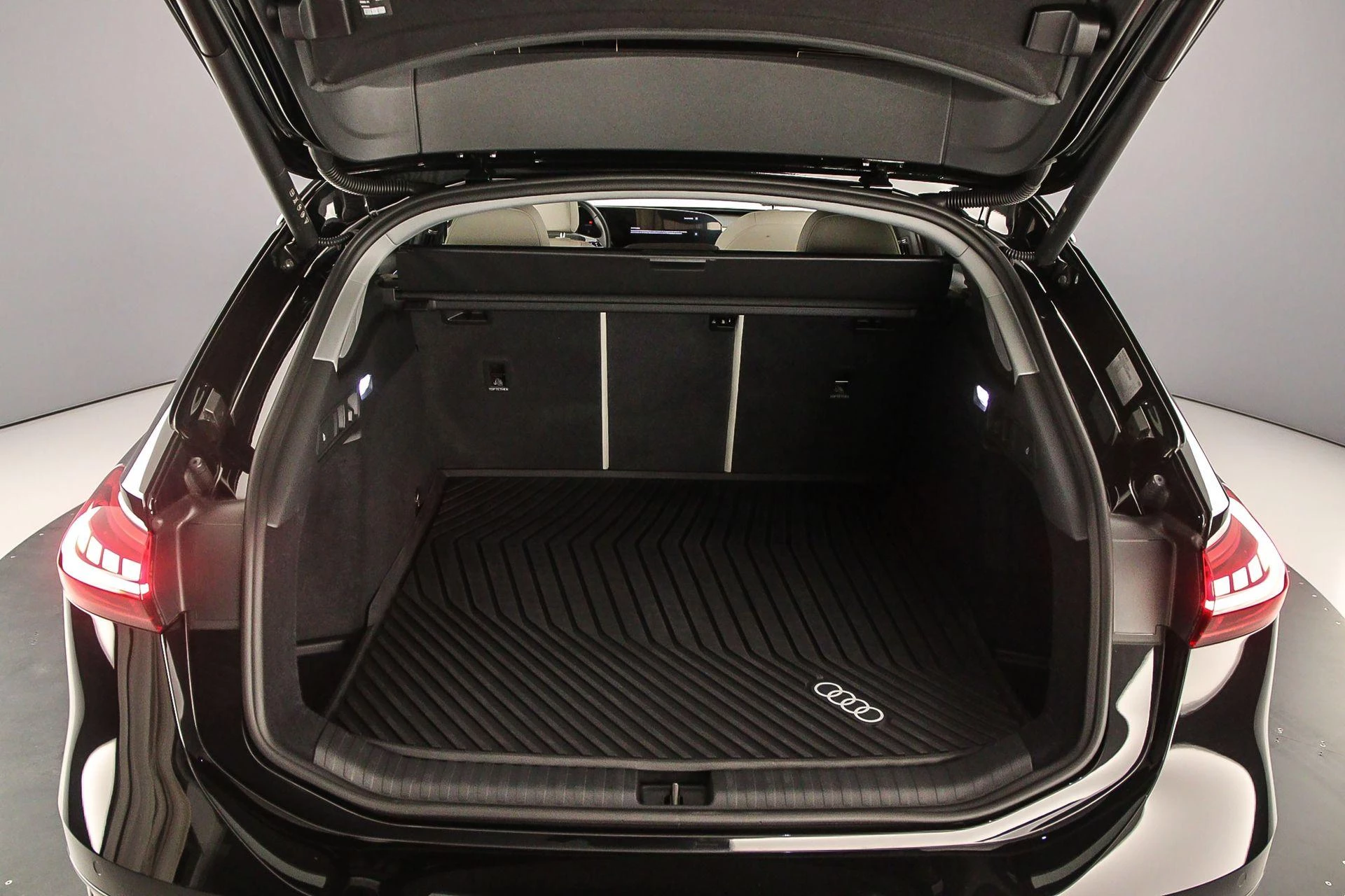 Hoofdafbeelding Audi A6 Avant e-tron