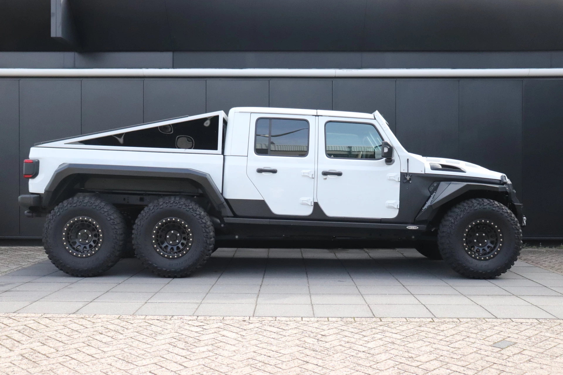 Hoofdafbeelding Jeep BRUTE | 246 PK | LEDER | CAMERA | NAVI | CRUISE | UNIEK NW-PRIJS 250.000,-