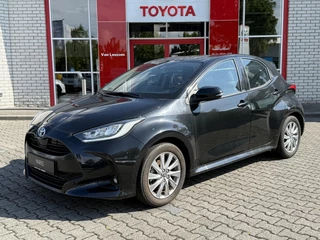 Hoofdafbeelding Toyota Yaris Toyota Yaris 1.5 HYBRID DYNAMIC LM-VELGEN STOEL/STUURVERW KEYLESS HEAD-UP