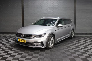 Hoofdafbeelding Volkswagen Passat Volkswagen Passat Variant 1.5 TSI Elegance Business R | Ned. Auto | R Line | Panorama-dak | Carplay | Ambiente Verlichting |