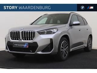 BMW X1 xDrive25e High Executive M Sport Automaat / Panoramadak / Trekhaak / Sportstoelen / Adaptief onderstel / Adaptieve LED / Comfort Access / Head-Up / Harman-Kardon / Stoelverwarming