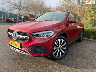 Hoofdafbeelding Mercedes-Benz GLA Mercedes-Benz GLA-klasse 250 e Progressive I Panorama Dak I Sfeerverlichting I Apple Carplay