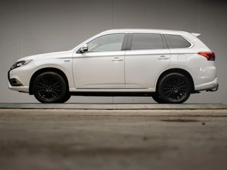 Hoofdafbeelding Mitsubishi Outlander Sport Mitsubishi Outlander 2.4 PHEV Instyle+ Sport (PANORAMADAK,APPLE CARPLAY,NAVI,STOEL/STUURVERWARMING,360VIEW,KEYLESS,LED,CRUISE,DAB)