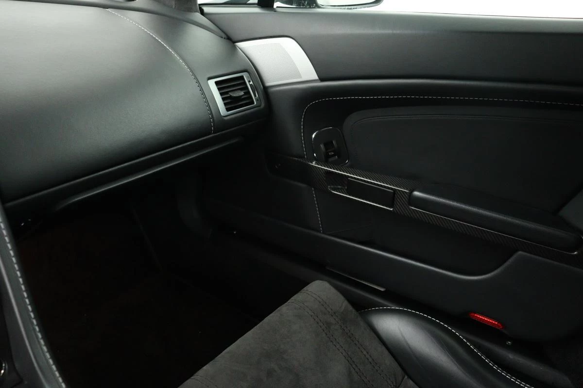 Hoofdafbeelding Aston Martin V12 Vantage