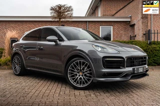 Hoofdafbeelding Porsche Cayenne Porsche Cayenne Coupé 3.0 E-Hybrid Platinum Edition Sport Design Luchtvering Pano Soft Black Optic Close 22''