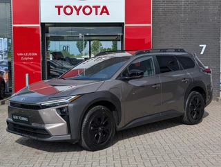 Toyota bZ4X Touring Dynamic 75 kWh NIEUW DIRECT LEVERBAAR! 360 CAMERA STOEL/STUURVERW WARMTEPOMP BLIND SPOT EL-ACHTERKLEP KEYLESS PARK-SENSOREN APPLE/ANDROID