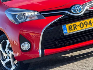 Toyota Yaris 1.5 Hybrid Lease Automaat - Fire Red - Nav/LMV/PDC