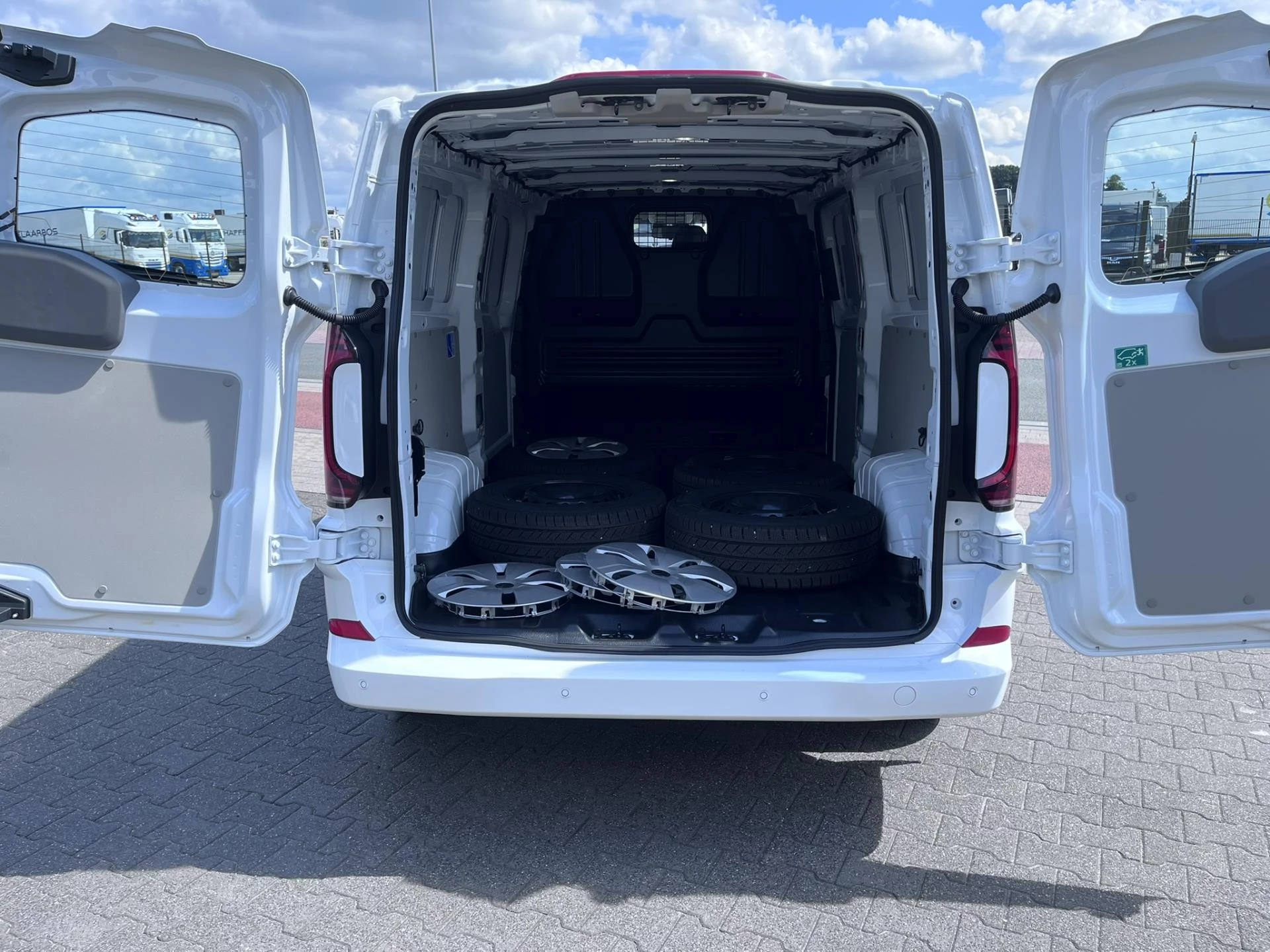 Hoofdafbeelding Volkswagen T7 170 pk Automaat , 18" LMV LED PDC v+a 13"Radiosysteem, alarm