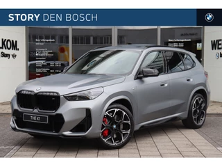 Hoofdafbeelding BMW X1 BMW X1 M35i xDrive High Executive Automaat / Panoramadak / Trekhaak / M Sportstoelen / M Adaptief onderstel / Comfort Access / Parking Assistant Plus / Adaptieve LED