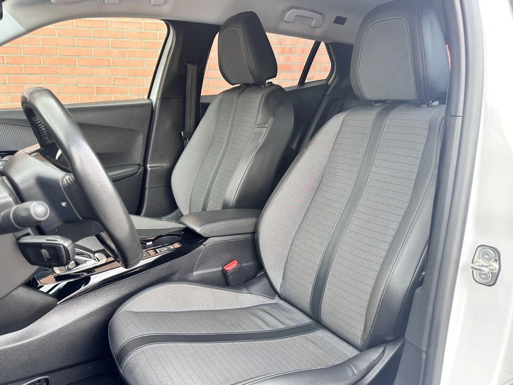 Hoofdafbeelding Peugeot e-2008
