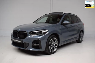 BMW X1 XDRIVE25E M-SPORT PANORAMADAK / CAMERA / LEER / EL.STOELEN / TREKHAAK / SFEERVERLICHTING