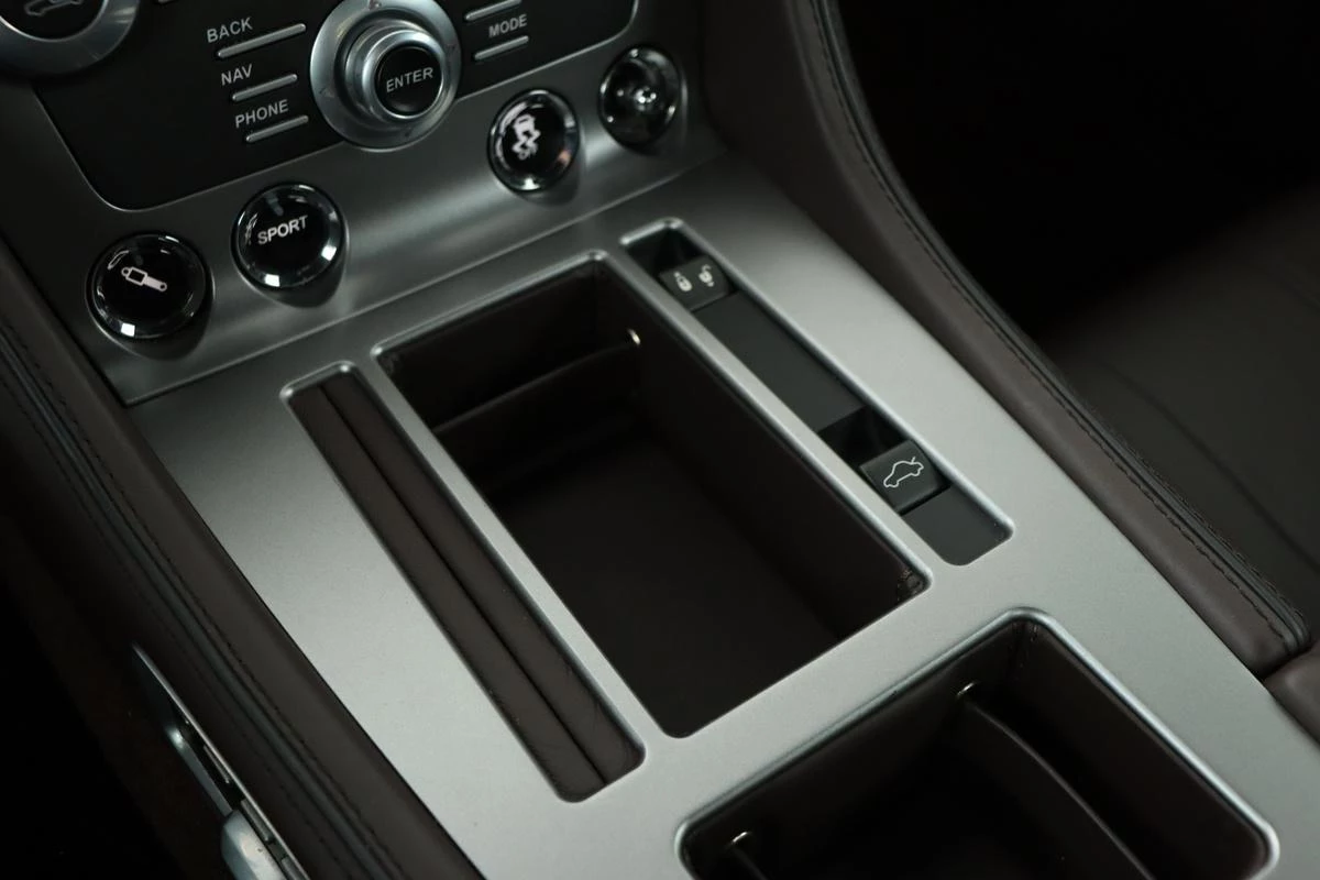 Hoofdafbeelding Aston Martin V12 Virage