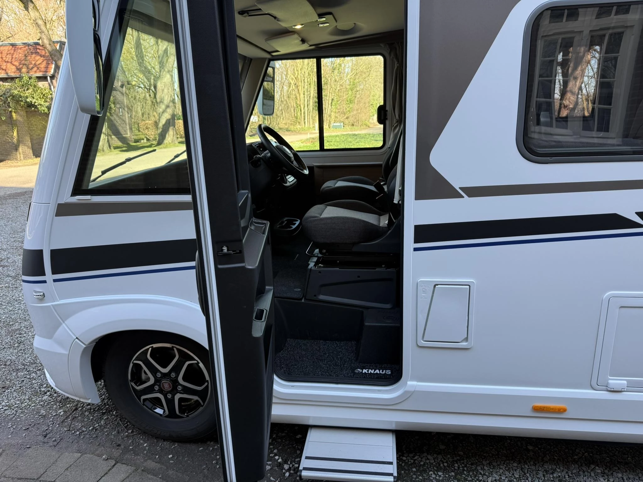 Hoofdafbeelding Knaus R12 700 MEG Live 3300Km. Nieuwstaat, zeer compleet