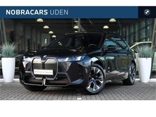 BMW iX xDrive45 M Sport / Trekhaak / Bowers & Wilkins / M Multifunctionele Stoelen / Parking Assistant Professional / Stoelventilatie / Active Steering