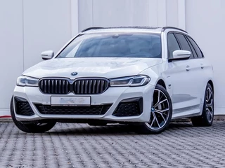 BMW 5 Serie Touring 530e xDrive M-SPORT ** LASER, LEDER, PANORAMA, TREKH, HuD, H&K Sound, 19-inch LMV ** € 37.900,= onder NP - Ex-BMW AG ** ** INFORMEER OOK NAAR ONZE AANTREKKELIJKE FINANCIAL-LEASE TARIEVEN **