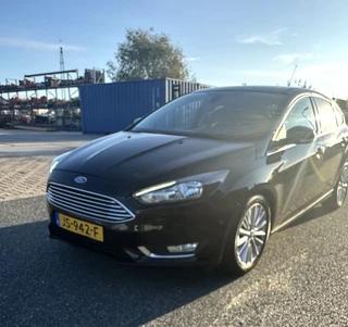 Hoofdafbeelding Ford Focus Ford Focus 1.0 Titanium BT-TELEFOONVERBINDING NAVI CLIMA CRUISE VOICE KEYLESS-START PDC LMV NIEUWE RIEM