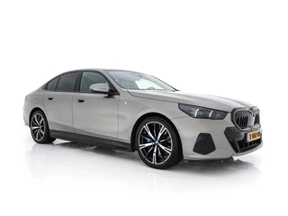 BMW i5 eDrive 40 M-Sport 84 kWh [ 3-Fase ] { SOH-96% } (INCL-BTW) *PANO | HEAD-UP | TWO-TONE-LUXURY-LEATHER | FULL-LED | BLIND-SPOT | HARMAN-KARDON-SURROUND | COMFORTSEATS |  WIDESCREEN-DIGICOCKPIT | AMBIENT-LIGHT | KEYLESS | TOPVIEW | DAB | ...