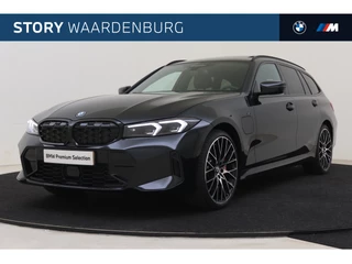 BMW 3 Serie Touring 330e High Executive M Sport Automaat / Panoramadak / Trekhaak / Sportstoelen / Stuurverwarming / Adaptieve LED / Parking Assistant Plus / Driving Assistant Professional