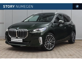BMW 2 Serie Active Tourer 220i Luxury Line Automaat / Panoramadak / Trekhaak / Sportstoelen / Achteruitrijcamera / / Adaptieve LED / Comfort Access